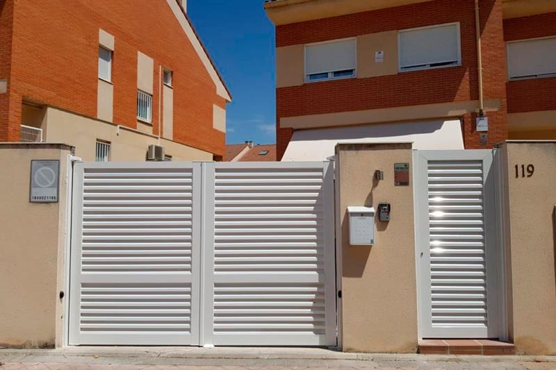 Instalación de puerta de entrada peatonal
