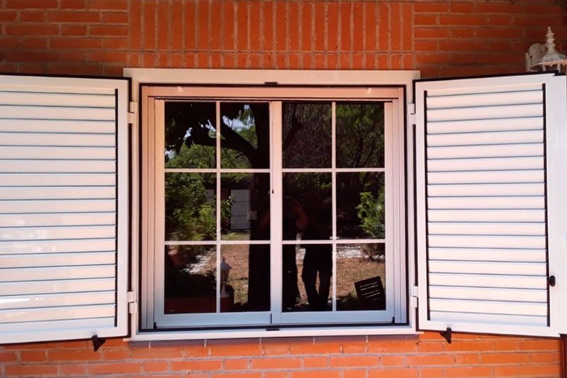 contraventanas con lamas mallorquinas regulables