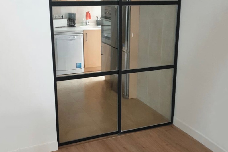 puerta corredera de cristal de perfil minimalista